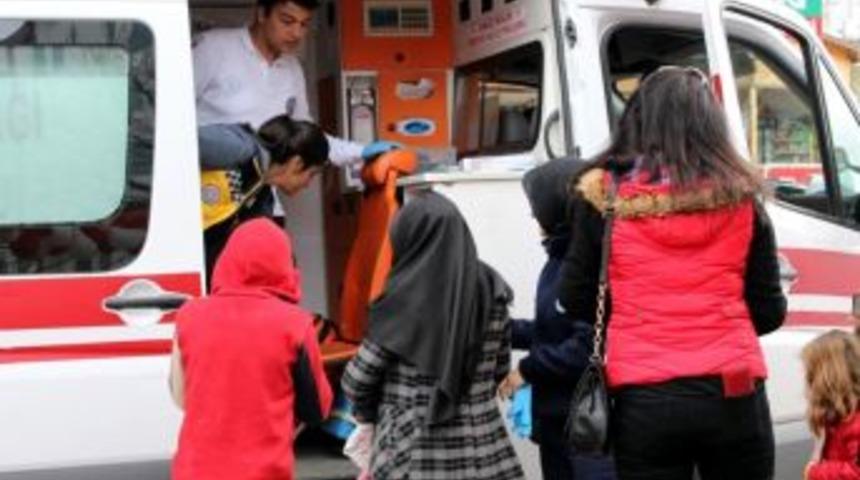 Parmakları Kapı Arasına Sıkıştı