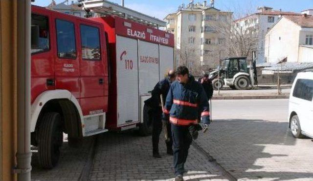 Havalandırma Boşluğuna Düşen Güvercini Itfaiye Kurtardı