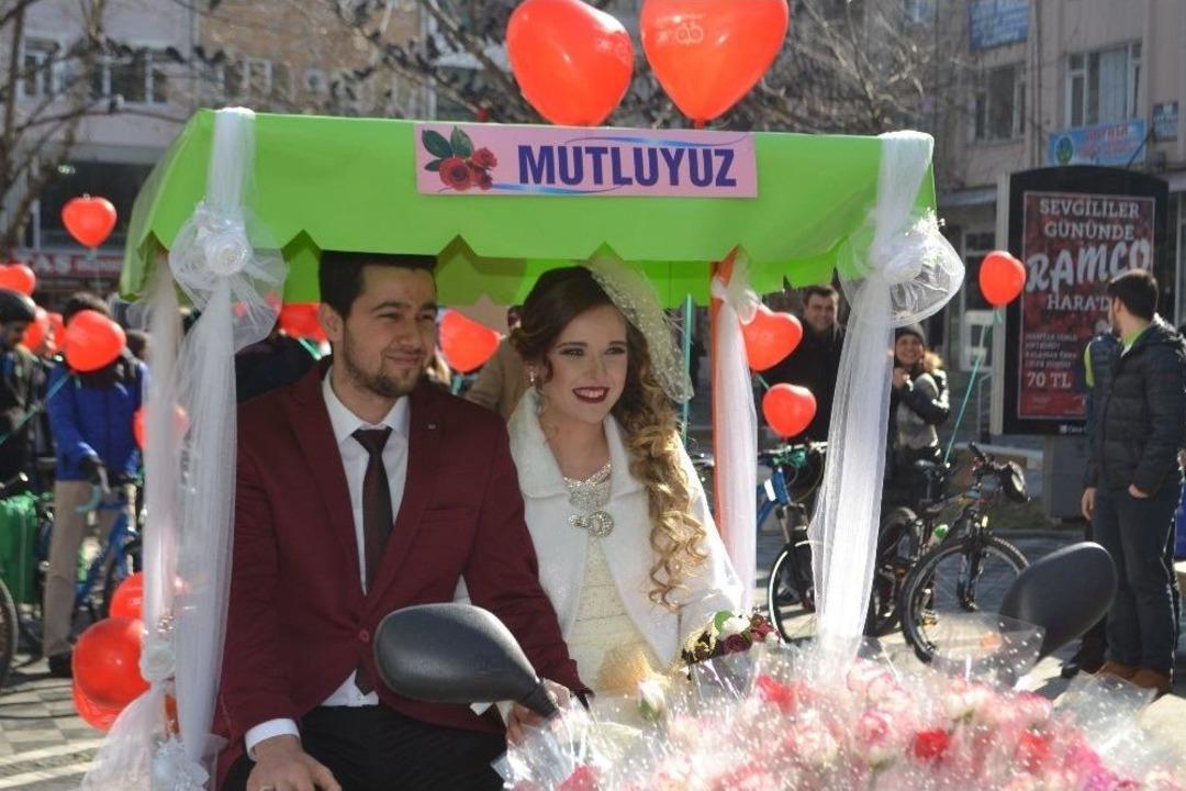 14 Şubat&rsquo;ta Bisikletle Gelin Alayı Yaparak Hayatlarını Birleştirdiler