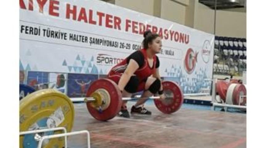 &Uuml;niversite &Ouml;ğrencisi Halterde 3 T&uuml;rkiye Rekoru Kırdı