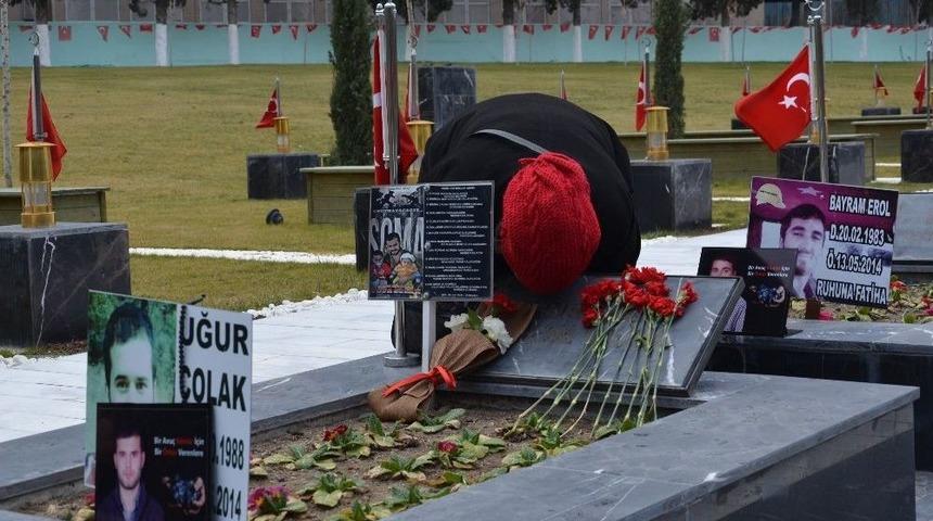 Onlar Sevgilerini Toprağın İ&ccedil;ine G&ouml;md&uuml;ler