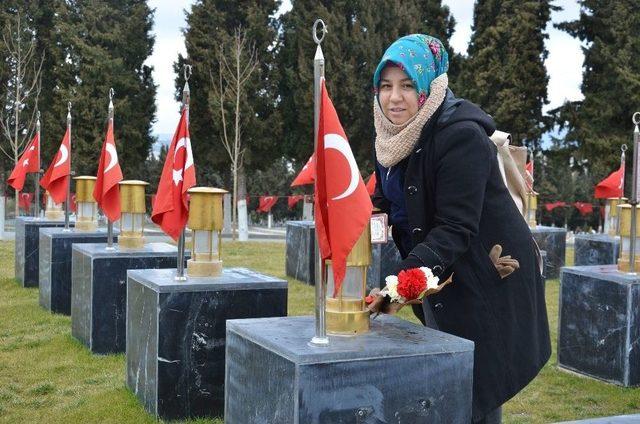 Onlar Sevgilerini Toprağın İçine Gömdüler