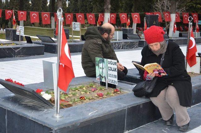 Onlar Sevgilerini Toprağın İçine Gömdüler