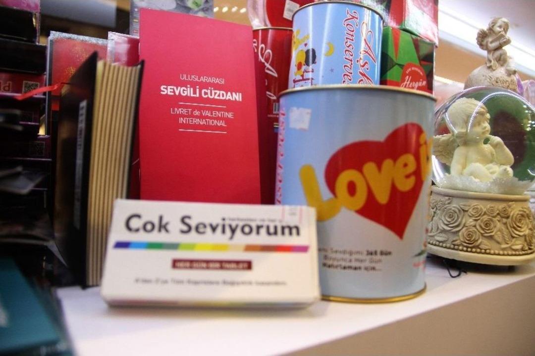 Sevgililer G&uuml;n&uuml;n&uuml;n Yeni Modası Esprili Hediyeler