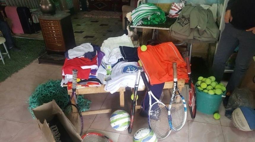 &Ccedil;ocuklara Spor Malzemesi Yardımı Yapıldı