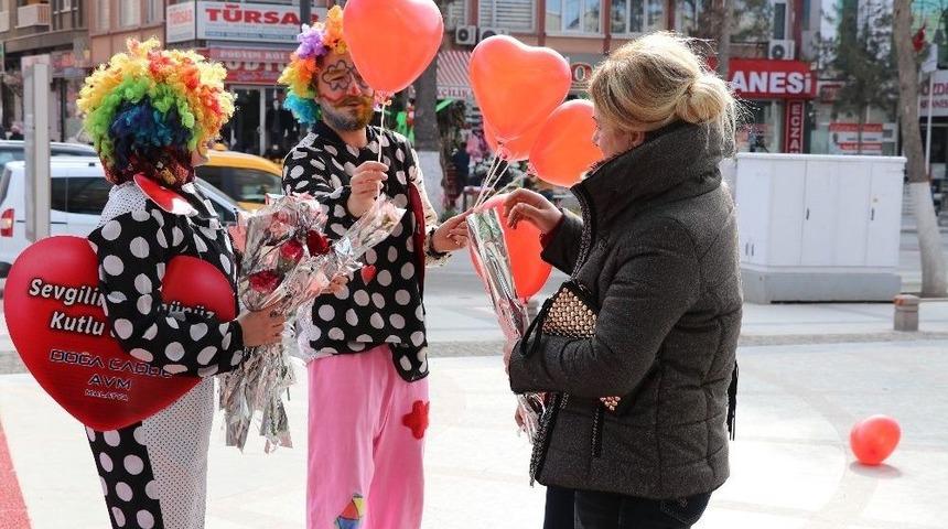 Sevgililere Karanfil Dağıtıldı