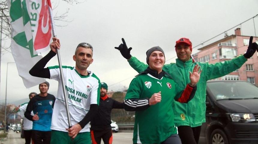 Sevgili İ&ccedil;in 15 Kilometre Koştular