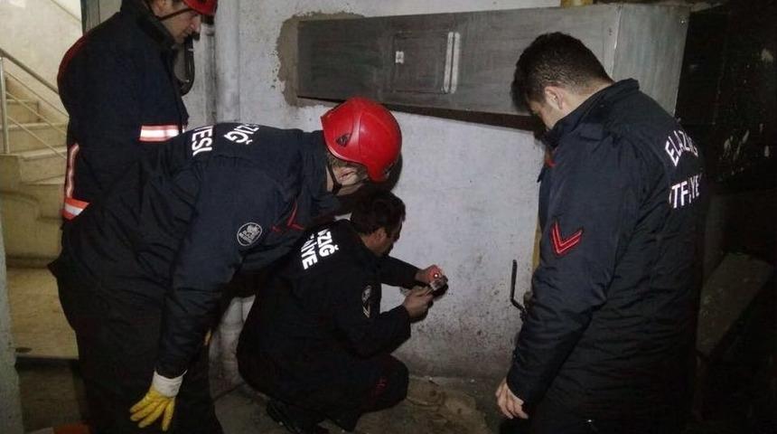 Apartman Boşluğuna D&uuml;şen G&uuml;vercini İtfaiye Kurtardı