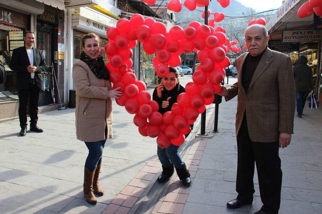 Şemsiyeli Sokağa Rakip Sevgi Sokağı