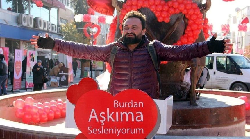 K&uuml;rs&uuml;ye &Ccedil;ıkıp İlanı Aşklarını Ettiler