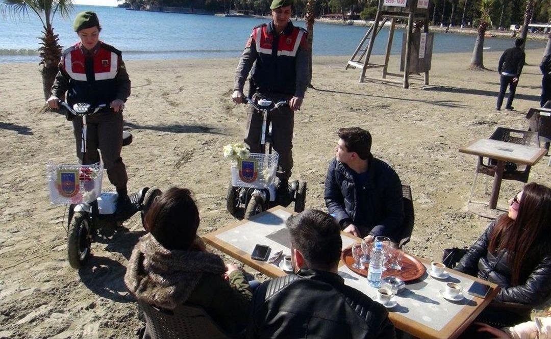 Jandarma Sahilde Gınger İle Sevgililere &Ccedil;i&ccedil;ek Dağıttı