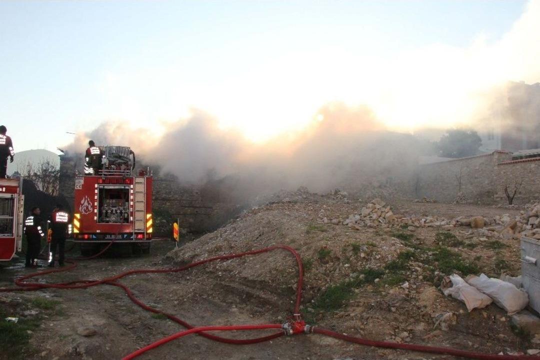 Kuşadası&rsquo;nda Tarihi Ev Alevlere Teslim Oldu