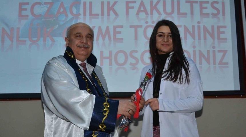 Eczacılık Fak&uuml;ltesi &Ouml;ğrencileri &Ouml;nl&uuml;k Giydi