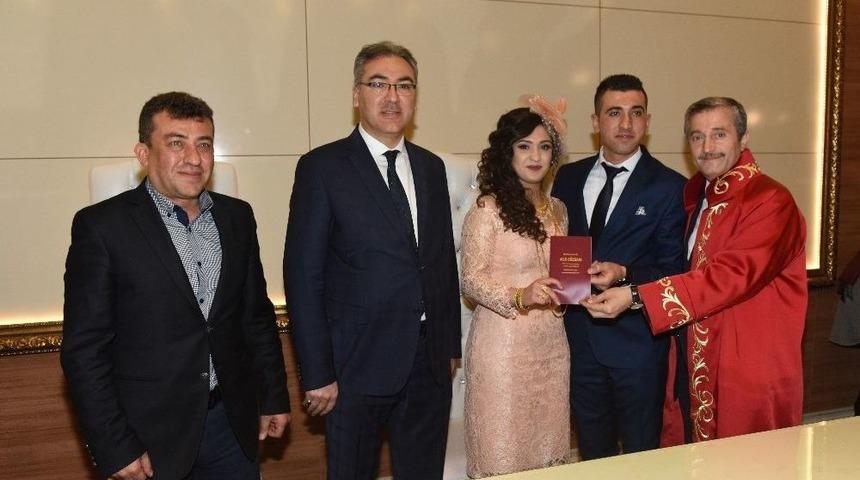 Sevgililer G&uuml;n&uuml;&rsquo;nde Sıra Bekleyen 83 &Ccedil;iftin Nikahı Kıyıldı