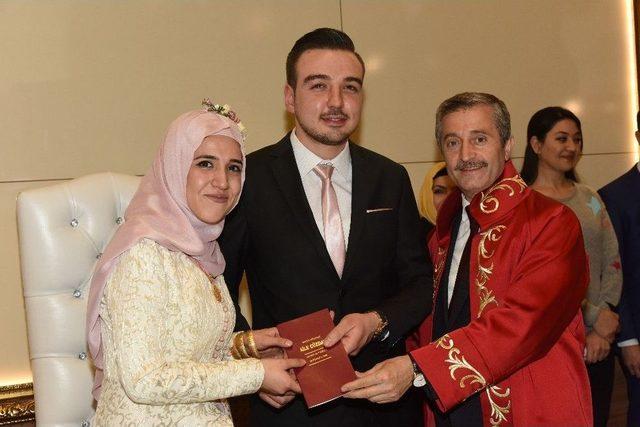 Sevgililer Günü’nde Sıra Bekleyen 83 Çiftin Nikahı Kıyıldı