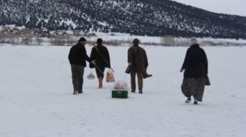 G&ouml;l &Uuml;zerindeki Adaya Y&uuml;r&uuml;yerek Gidiyorlar