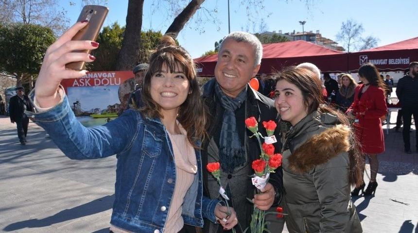 Başkan S&ouml;zen&rsquo;den Sevgililere Karanfil