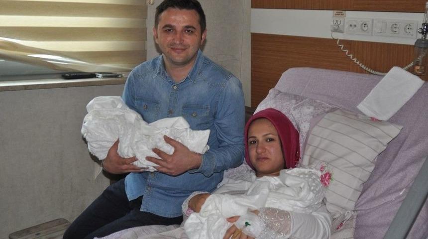 Sevgililer G&uuml;n&uuml;nde İkiz Bebek Sevinci