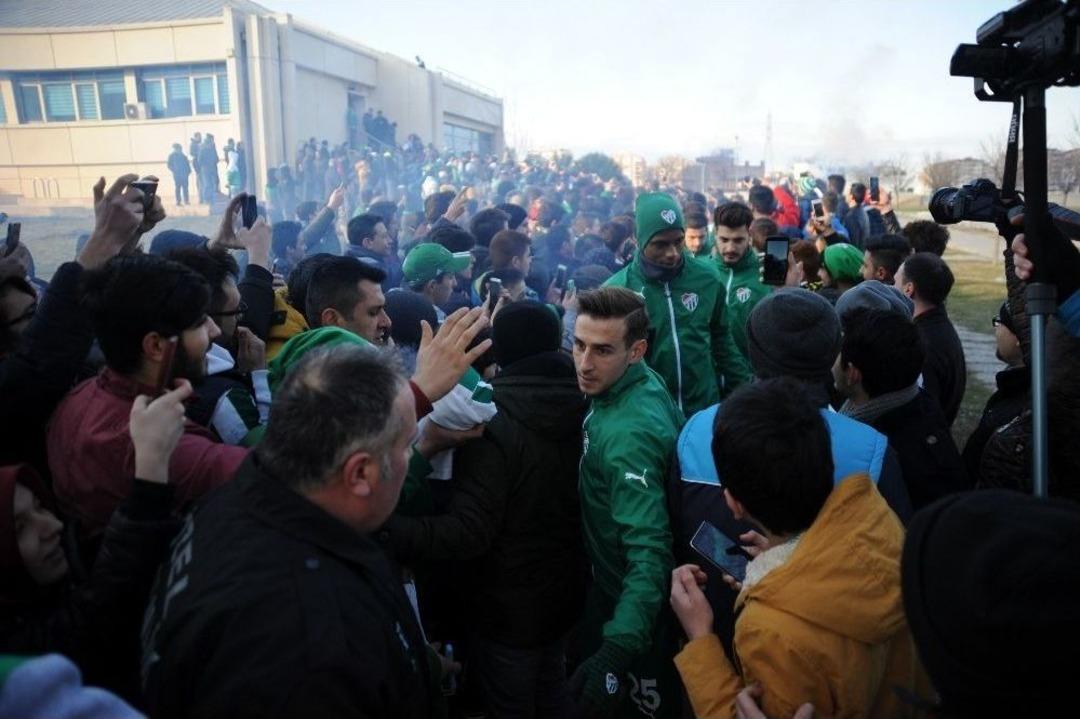 Bursasporlu Taraftarlar Sevgililer G&uuml;n&uuml;&rsquo;nde &Ouml;zl&uuml;ce&rsquo;ye Akın Etti