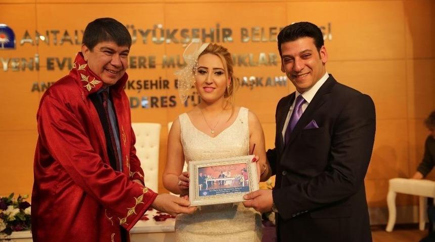 Başkan T&uuml;rel, Yeni Hizmet Binası&rsquo;ndaki İlk Nikahını 14 Şubat&rsquo;ta Kıydı