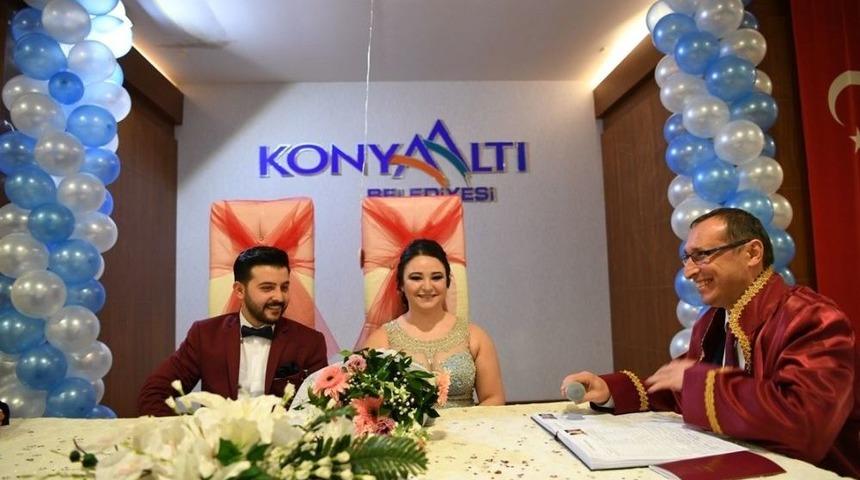 Konyaaltı&rsquo;nda 20 Dakikada Bir Nikah