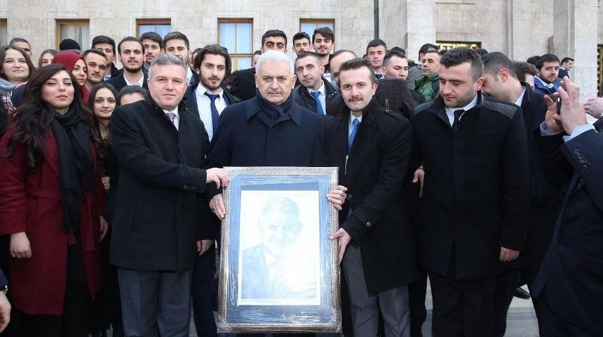 Ak Gen&ccedil;lik&rsquo;ten Başbakan&rsquo;a &Ouml;zel Karakalem &Ccedil;alışması