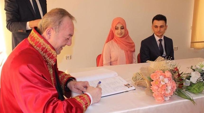 Başkan Şahiner, Sevgililer G&uuml;n&uuml;nde Nikah Kıydı