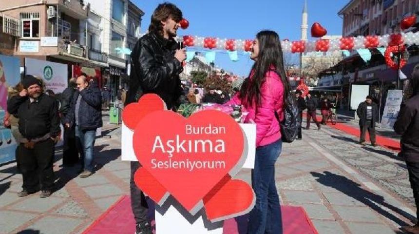 Sevgililer G&uuml;n&uuml;'nde &Ouml;nce S&uuml;rpriz Evlilik Teklifi, Sonra Yıldırım Nikah