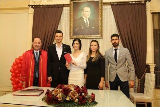 Sevgililer G&uuml;n&uuml; nde &Ouml;nce S&uuml;rpriz Evlilik Teklifi, Sonra Yıldırım Nikah 1