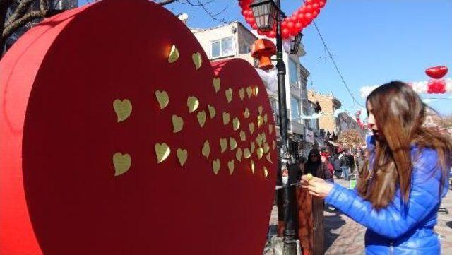 Sevgililer G&uuml;n&uuml; nde &Ouml;nce S&uuml;rpriz Evlilik Teklifi, Sonra Yıldırım Nikah 2