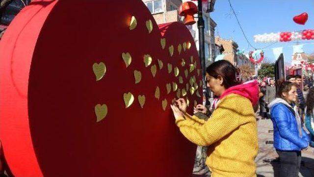 Sevgililer G&uuml;n&uuml; nde &Ouml;nce S&uuml;rpriz Evlilik Teklifi, Sonra Yıldırım Nikah 3