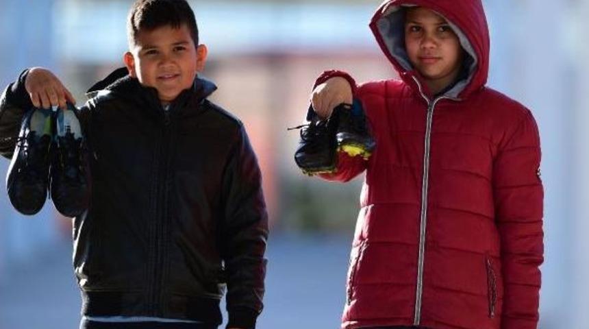 Eto'o Iki &Ccedil;ocuk Hayranına Kramponlarını Hediye Etti