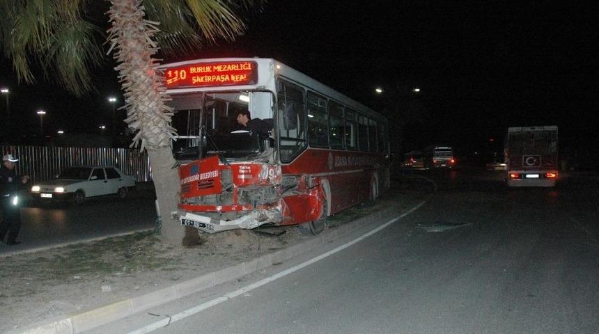 Belediye Otob&uuml;s&uuml; Kaza Yaptı: 3 Yaralı