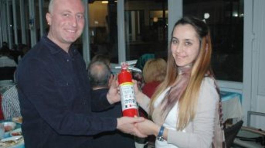 İtfaiyeci Eşine Yangın T&uuml;p&uuml; Hediye Etti
