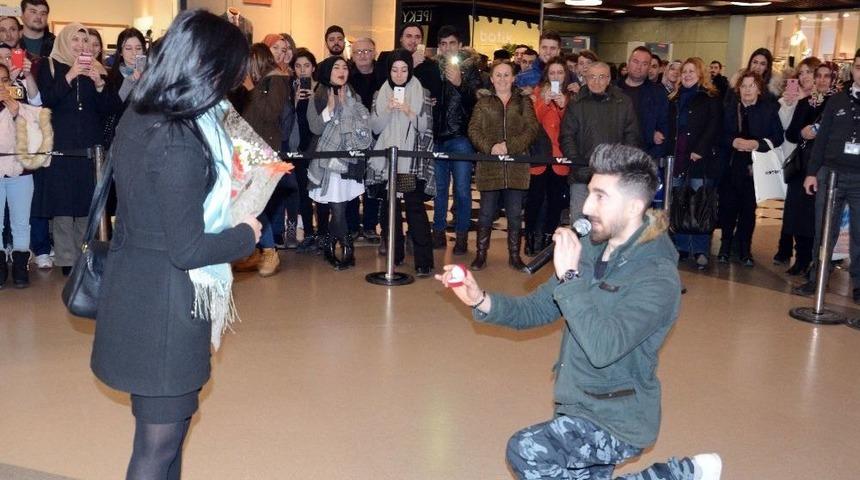 Sevgililer G&uuml;n&uuml;&rsquo;nde Avm Ortasında Evlenme Teklifi