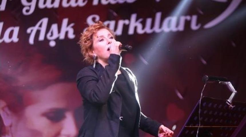 Zuhal Olcay Mersin'de 'aşk' I&ccedil;in S&ouml;yledi