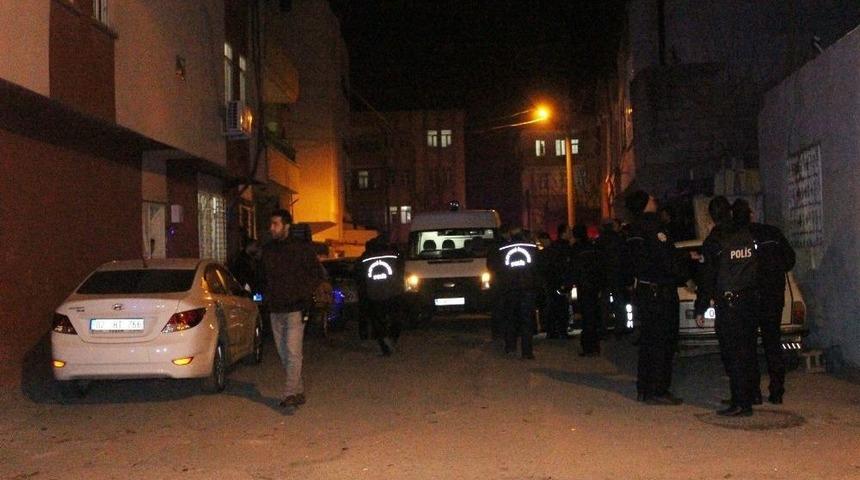 İki Komşu Arasında Silahlı Sopalı Kavga: 8 G&ouml;zaltı