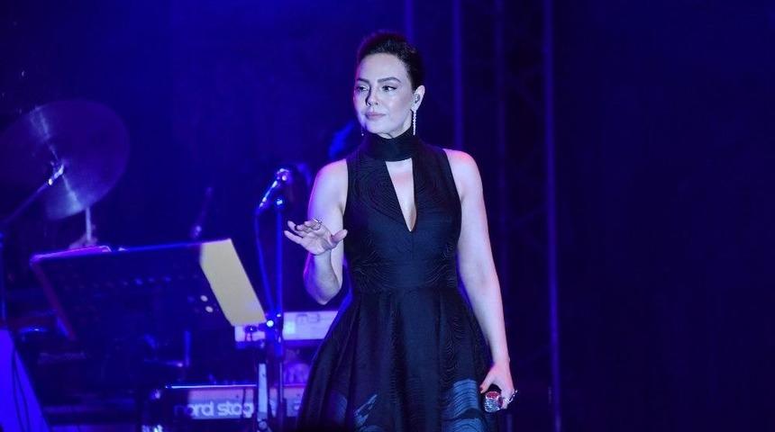 Ebru G&uuml;ndeş Işık Sisteminin Azizliğine Uğradı