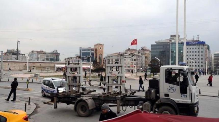 Taksim'e Ve İstiklal Caddesi'ne &Ccedil;ıkan Yollar Kapalı Tutuluyor