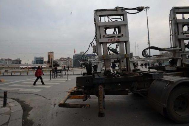 Taksim'e Ve İstiklal Caddesi'ne Çıkan Yollar Kapalı Tutuluyor