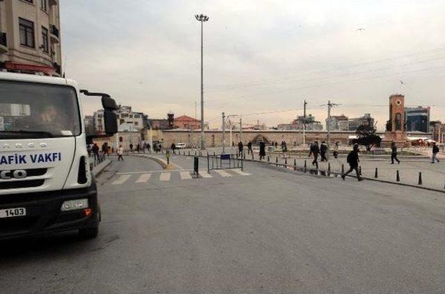 Taksim'e Ve İstiklal Caddesi'ne Çıkan Yollar Kapalı Tutuluyor