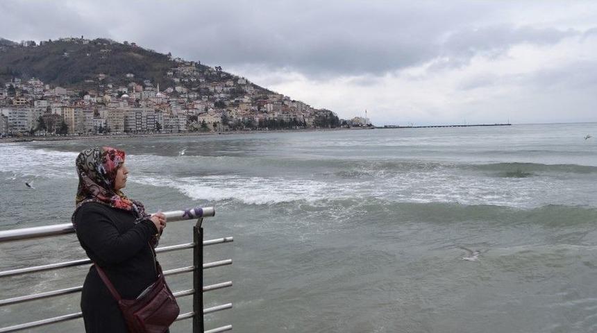 G&uuml;rcistan&rsquo;da Gemide Kaybolan Oğlunun Yolunu G&ouml;zl&uuml;yor