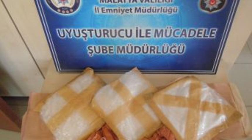 İran Uyruklu Bir Şahsın &Uuml;zerinde 3 Kilo 10 Gram Uyuşturucu Madde Ele Ge&ccedil;irildi