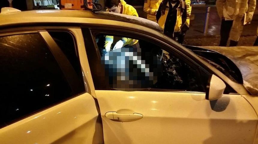 Direğe &Ccedil;arpan Aracın Yanması Sonucunda Bir Kişi Feci Şekilde Can Verdi