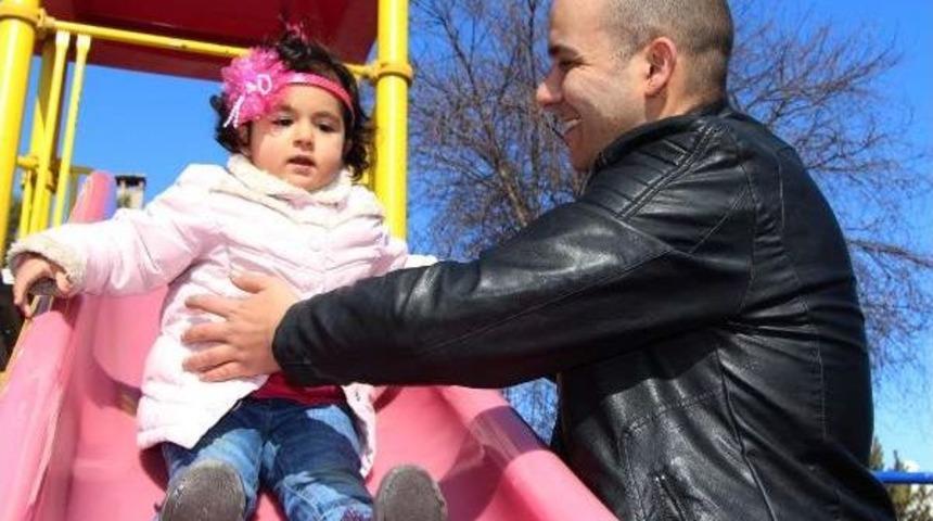 Kızıyla Parkta Oynayabilmek I&ccedil;in 85 Kilo Verdi