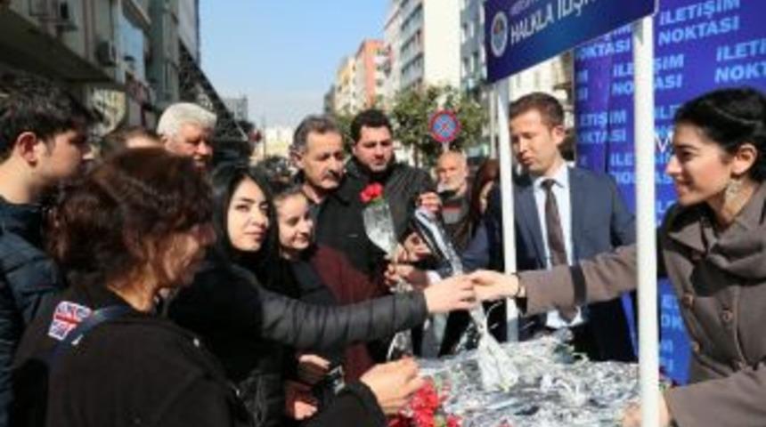 B&uuml;y&uuml;kşehir Belediyesi, Sevgililer G&uuml;n&uuml;&rsquo;n&uuml; 2 Bin Karanfil Ve Fular Dağıtarak Kutladı