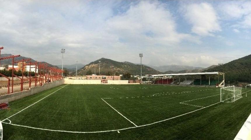 Karşıyaka&rsquo;da Spora 2 Bin Kişilik Futbol Sahası Desteği