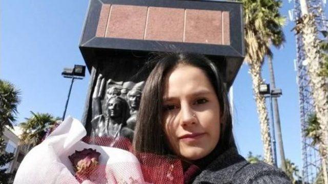 Genç Üniversiteli En Sevdiği Çiçeği Atatürk’e Götürdü