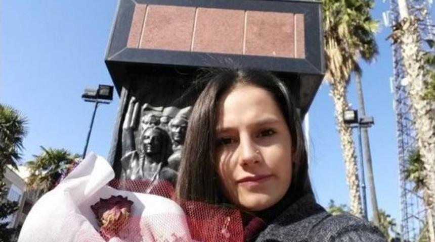 Gen&ccedil; &Uuml;niversiteli En Sevdiği &Ccedil;i&ccedil;eği Atat&uuml;rk&rsquo;e G&ouml;t&uuml;rd&uuml;