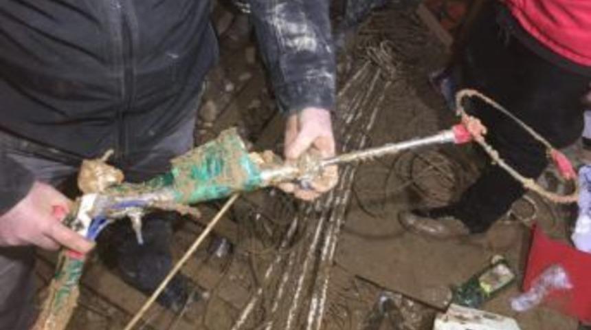 Yavru K&ouml;pek, İstanbul İtfaiyenin Yaptığı Bu Aparatla Kurtarıldı